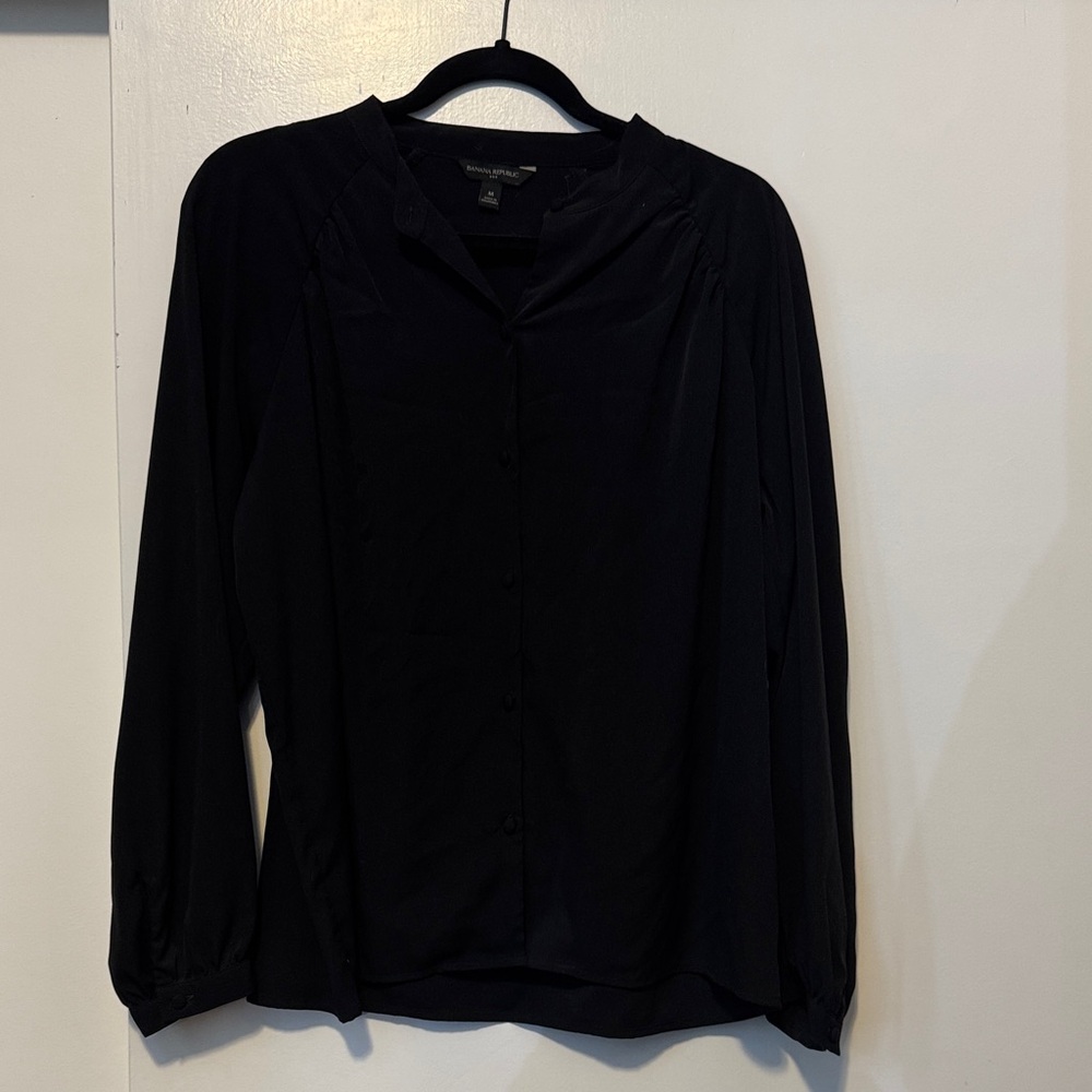 ❤️ 2/$20 Banana Republic Classic Black Shirt